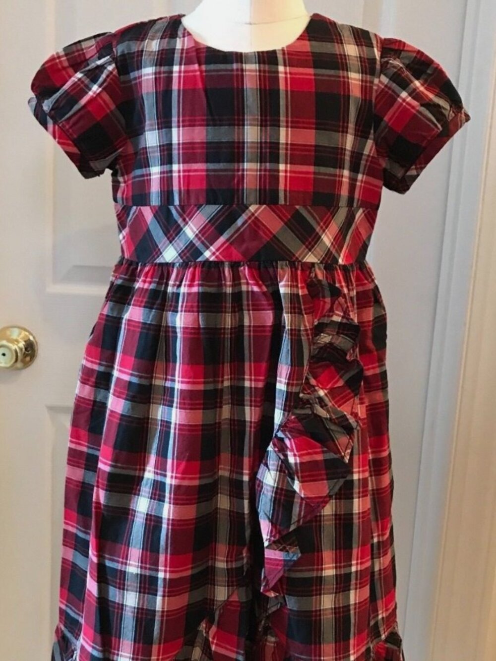 HANNA ANDERSSON DRESS IN GINGHAM PRINT. SIZE: 120 (US 6).